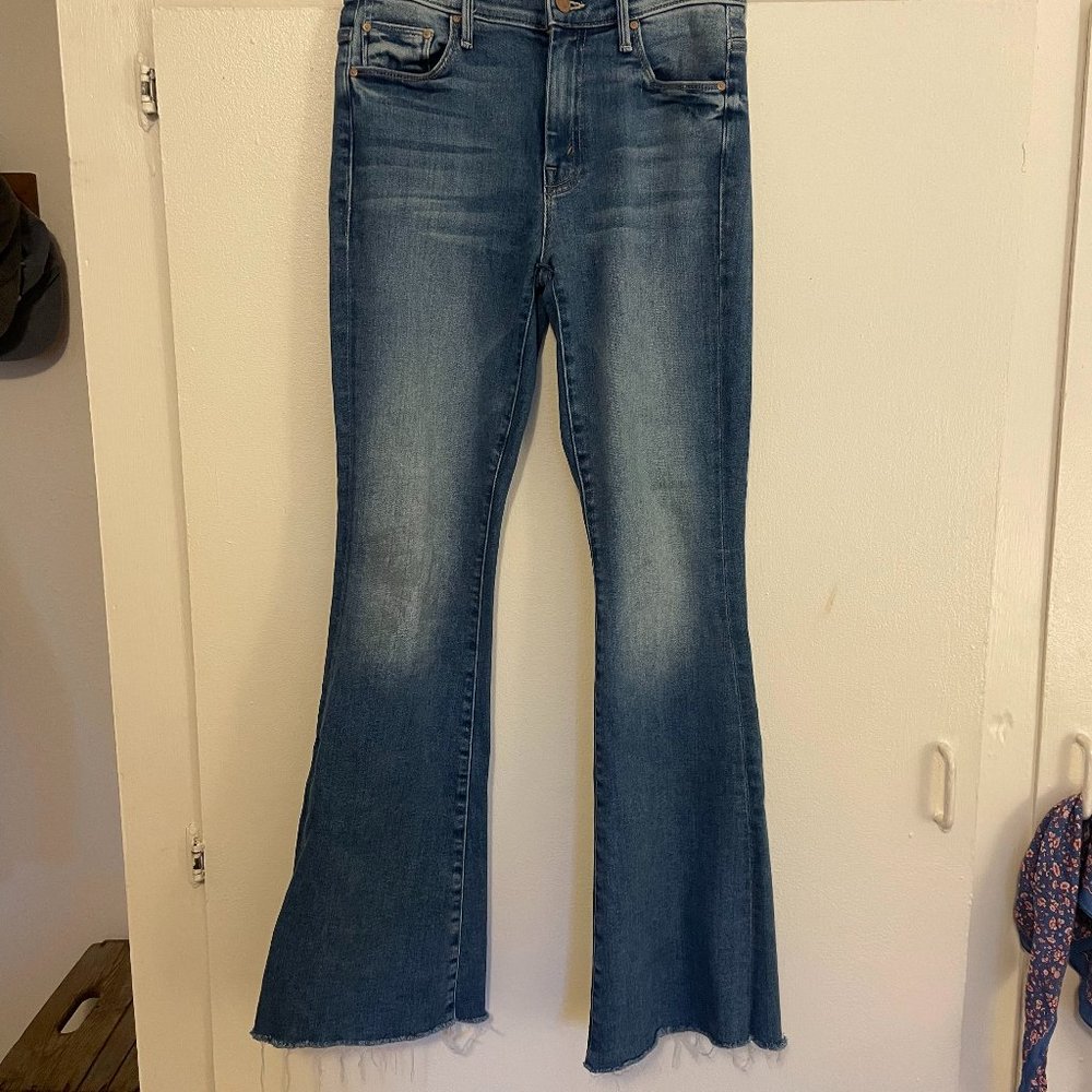 MOTHER The Weekender High-Rise Frayed Flared Jeans in Hop On Hop Off